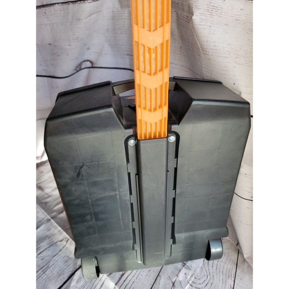 Hot Wheels 100 Car Rolling Storage Case, Retractable Handle + 11 Random Cars - Picture 4 of 12